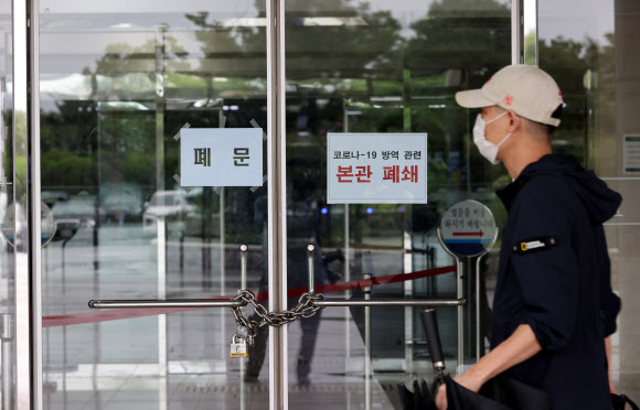 국회 출입기자의 신종 코로나바이러스 감염증(코로나19) 확진 판정으로 27일 오전 국회 본관이 폐쇄돼 출입구가 굳게 잠겨 있다. 2020.8.27  연합뉴스