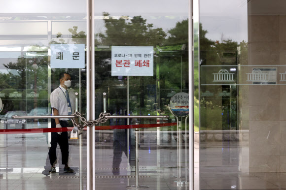 국회 출입 기자의 신종 코로나바이러스 감염증(코로나19) 확진 판정으로 27일 오전 국회 본관이 폐쇄돼 출입구가 굳게 잠겨 있다. 2020.8.27  연합뉴스