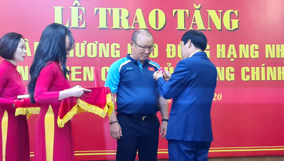 박항서 베트남 축구대표팀 감독은 27일 베트남 축구협회에서 베트남 2급 노동훈장을 받았다. 베트남 축구계에서 외국인이 2급 노동훈장을 받은 것은 이번이 처음이다. 지난해 12월 필리핀에서 열린 제30회 동남아시안(SEA)게임에서 베트남 축구대표팀이 60년 만에 처음으로 금메달을 목에 거는 데 혁혁한 공을 세운 것을 인정받았다. 박 감독을 보좌한 이영진 수석코치와 김한윤 코치도 이날 베트남 총리 표창을 받았다. 2020.8.27  연합뉴스