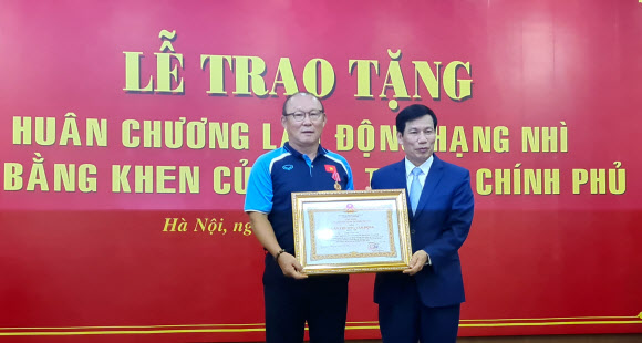 박항서 베트남 축구대표팀 감독은 27일 베트남 축구협회에서 베트남 2급 노동훈장을 받았다. 베트남 축구계에서 외국인이 2급 노동훈장을 받은 것은 이번이 처음이다. 지난해 12월 필리핀에서 열린 제30회 동남아시안(SEA)게임에서 베트남 축구대표팀이 60년 만에 처음으로 금메달을 목에 거는 데 혁혁한 공을 세운 것을 인정받았다. 박 감독을 보좌한 이영진 수석코치와 김한윤 코치도 이날 베트남 총리 표창을 받았다. 2020.8.27  연합뉴스