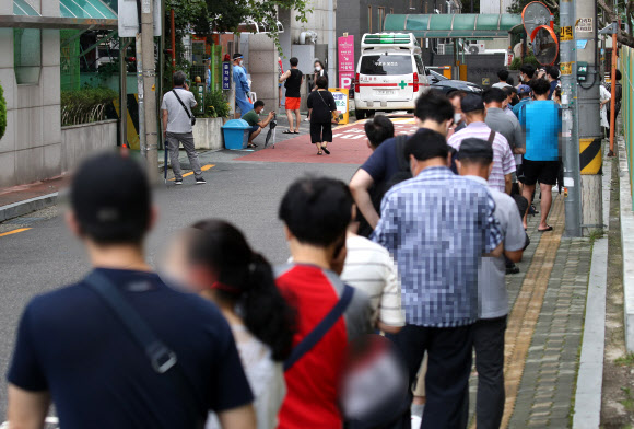 27일 서울 구로구보건소 선별진료소에서 시민들이 신종 코로나바이러스 감염증(코로나19) 검사를 받기 위해 길게 줄지어 서 있다. 2020.8.27  연합뉴스