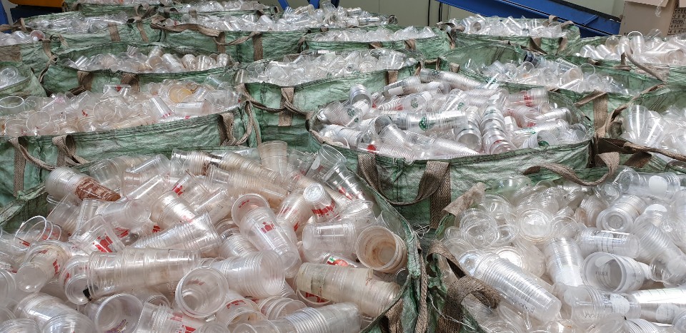 한 재활용업체에 수거한 1회용 플라스틱컵이 쌓여 있다. 서울신문DB