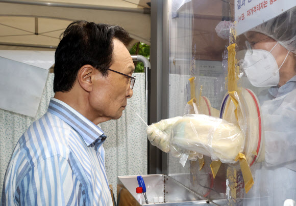 더불어민주당 이해찬 대표가 27일 오후 서울 영등포보건소 선별진료소에서 코로나19 감염 검사를 받고 있다. 전날 민주당 최고위원회의를 취재했던 기자가 확진 판정을 받으면서 같은 장소에 있었던 이 대표도 검사 대상으로 분류됐기 때문이다. 2020.8.27  연합뉴스