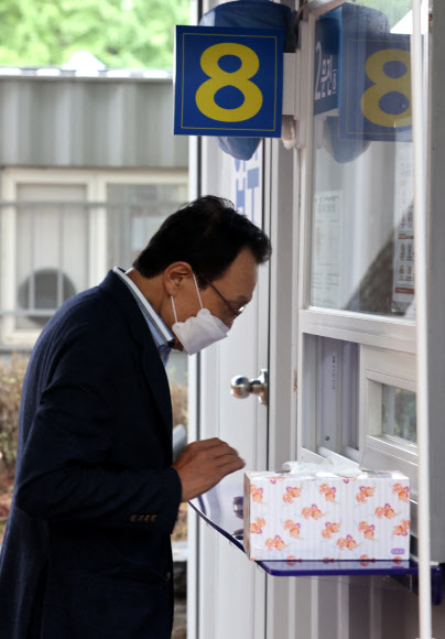 더불어민주당 이해찬 대표가 27일 오후 서울 영등포보건소 선별진료소에서 코로나19 감염 검사 전 문진표를 작성하고 있다. 전날 민주당 최고위원회의를 취재했던 기자가 확진 판정을 받으면서 같은 장소에 있었던 이 대표도 검사 대상으로 분류됐기 때문이다. 2020.8.27  연합뉴스