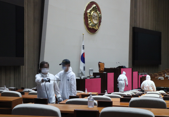 27일 관계자들이 국회의사당 방역하고 있다. 2020. 8. 27  국회 제공