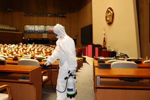 27일 관계자들이 국회의사당 방역하고 있다. 2020. 8. 27  국회 제공