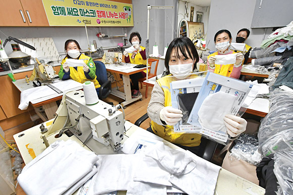 경기도 수원시자원봉사센터의 마스크 제작 봉사 활동. 한국중앙자원봉사센터 제공