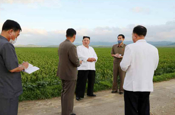 북한 김정은 국무위원장은 제8호 태풍 ‘바비’가 강타한 황해남도를 돌아보며 피해 상황을 파악했다고 28일 노동당 기관지 노동신문이 보도했다. 조용원 당 조직지도부 제1부부장이 마스크를 쓰지 않은 채 수행하고 있다. 2020.8.28  노동신문 홈페이지 캡처
