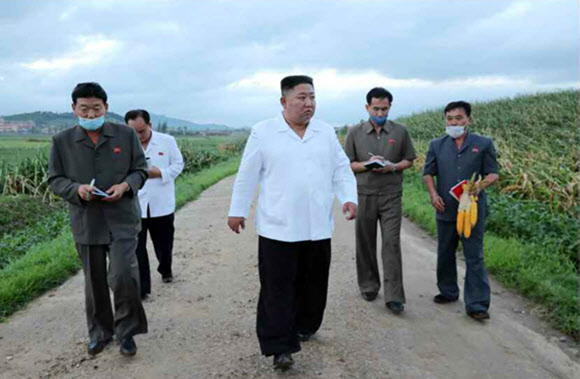 북한 김정은 국무위원장은 제8호 태풍 ‘바비’가 강타한 황해남도를 돌아보며 피해 상황을 파악했다고 28일 노동당 기관지 노동신문이 보도했다. 조용원 당 조직지도부 제1부부장이 마스크를 쓰지 않은 채 수행하고 있다. 2020.8.28  노동신문 홈페이지 캡처