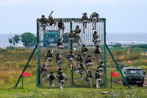 군인들이 26일(현지시간) 러시아 크멜레브카에서 열린 ‘2020 국제군사경연대회’중 해상상륙대회 서비이벌 장애물 코스에 참가해 레이스를 펼치고 있다. 타스 연합뉴스