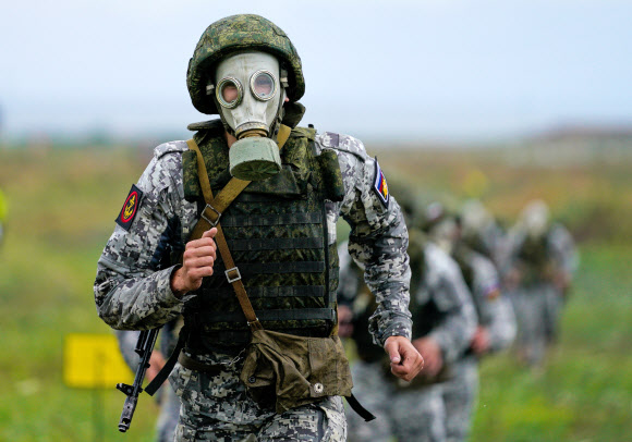 군인들이 26일(현지시간) 러시아 크멜레브카에서 열린 ‘2020 국제군사경연대회’중 해상상륙대회 서비이벌 장애물 코스에 참가해 레이스를 펼치고 있다. 타스 연합뉴스