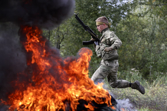 벨라루스 군인이 27일(현지시간) 러시아 콜초보에서 열린 ‘2020 국제군사경연대회’중 스카우트 트레일 장애물 코스에 참가해 레이스를 펼치고 있다. 타스 연합뉴스