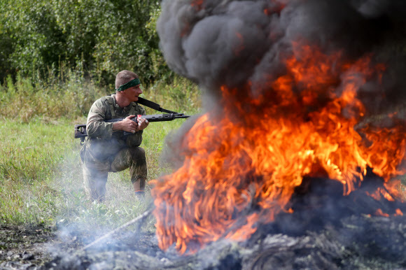 벨라루스 군인이 27일(현지시간) 러시아 콜초보에서 열린 ‘2020 국제군사경연대회’중 스카우트 트레일 장애물 코스에 참가해 레이스를 펼치고 있다. 타스 연합뉴스
