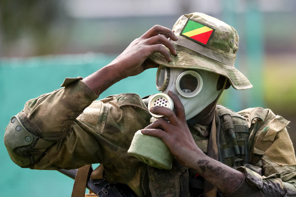 콩고 군인이 27일(현지시간) 러시아 콜초보에서 열린 ‘2020 국제군사경연대회’중 스카우트 트레일 장애물 코스에 참가해 레이스를 펼치고 있다. 타스 연합뉴스