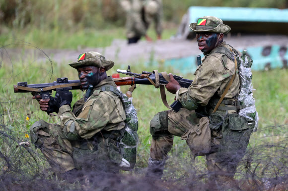 콩고 군인들이 27일(현지시간) 러시아 콜초보에서 열린 ‘2020 국제군사경연대회’중 스카우트 트레일 장애물 코스에 참가해 레이스를 펼치고 있다. 타스 연합뉴스