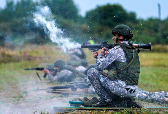 군인들이 26일(현지시간) 러시아 크멜레브카에서 열린 ‘2020 국제군사경연대회’중 해상상륙대회 서비이벌 장애물 코스에 참가해 레이스를 펼치고 있다. 타스 연합뉴스
