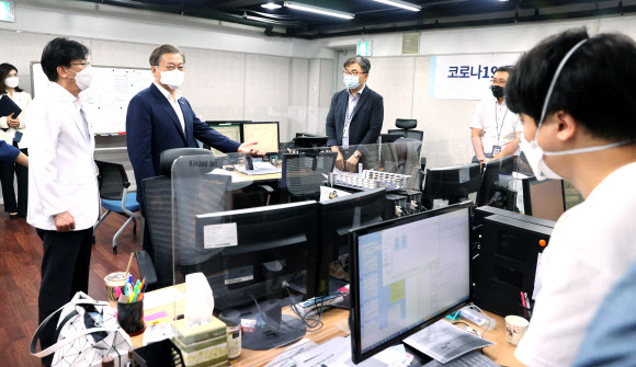 문재인 대통령이 28일 서울 중구 국립중앙의료원 수도권 병상 공동대응 상황실에서 중증 병상 확보 현황을 점검하고 있다. 2020.8.28  연합뉴스