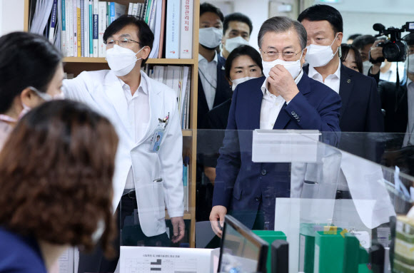 문재인 대통령이 28일 서울 중구 국립중앙의료원 수도권 병상 공동대응 상황실에서 중증 병상 확보 현황을 점검하고 있다. 2020.8.28  연합뉴스