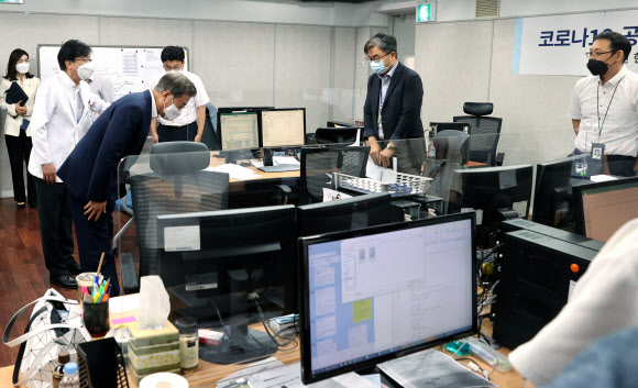 문재인 대통령이 28일 서울 중구 국립중앙의료원 수도권 병상 공동대응 상황실을 방문, 신종 코로나바이러스 감염증(코로나19) 현장대응반원들을 격려하고 있다. 2020.8.28  연합뉴스