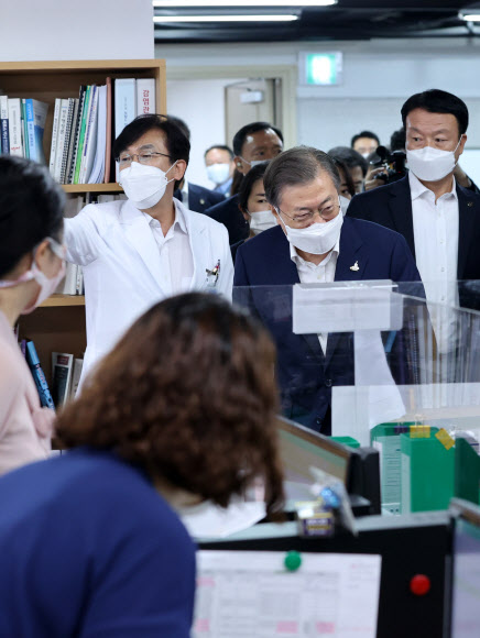 문재인 대통령이 28일 서울 중구 국립중앙의료원 수도권 병상 공동대응 상황실을 방문, 신종 코로나바이러스 감염증(코로나19) 현장대응반원들을 격려하고 있다. 2020.8.28  연합뉴스