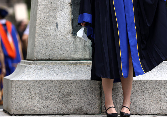 28일 졸업사진 촬영을 위한 가운 대여 행사가 열린 서대문구 연세대학교.  마스크를 벗어 든 졸업생이 카메라 앞에서 포즈를 취하고 있다. 2020.8.28  연합뉴스