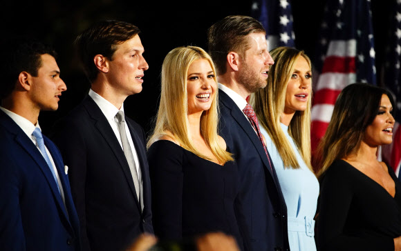 미국 공화당 전당대회 마지막 날인 27일(현지시간) 도널드 트럼프 대통령의 대선후보 수락 연설이 진행될 워싱턴 백악관 사우스론에 트럼프의 자녀 등 가족들이 도착해 있다. EPA 연합뉴스