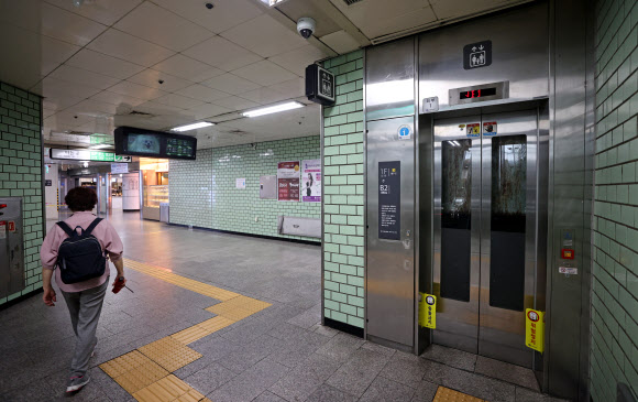 28일 오후 서울 강남구 지하철 2호선 역삼역 3번 출구 에스컬레이터 앞에서 한 할머니가 자신이 신종 코로나바이러스(코로나19) 확진자라고 소리쳐 시민들이 자리를 피하는 소동이 벌어졌다. 구조대원과 역 관계자 등은 할머니를 인근 병원으로 이송했고 곧바로 현장을 방역 조치했다. 사진은 이날 해당 시민이 있었던 3번출구 에스컬레이터 앞. 2020.8.28  연합뉴스