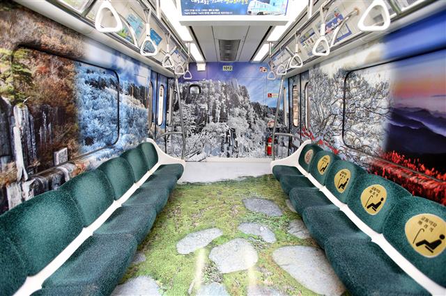 광주 동구는 광주도시철도공사와 업무협약을 체결, 지하철 1호선 1량 내부를 광주의 명산인 무등산과 ‘추억의 충장축제’ 이미지로 꾸미는 ‘테마열차’ 사업을 진행, 5년간 운행할 예정이다. 사진은 해당 열차의 내부 모습. 2020.8.28 광주동구 제공