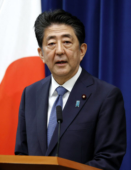 아베 신조(安倍晋三) 일본 총리가 28일 오후 총리관저에서 열린 기자회견에서 사의를 공식 표명했다.  아베 총리는 이날 NHK를 통해 생중계된 회견에서 “사임하기로 했다”고 밝혔다. 2020.8.28  교도 연합뉴스