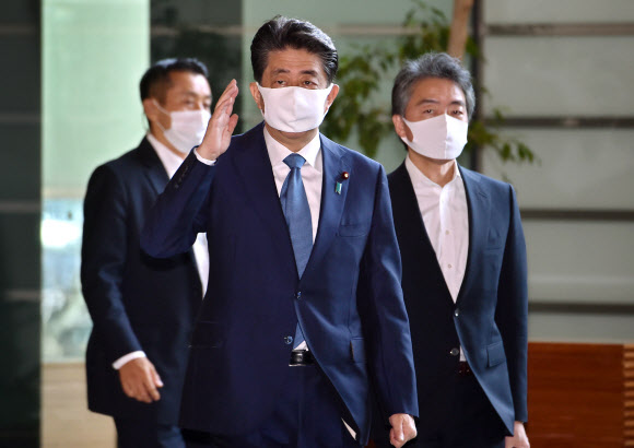 기자회견 앞두고 출근하는 아베 일본 총리