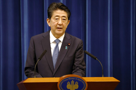 아베, 총리관저 기자회견 통해 “사임하기로 했다” 공식 표명