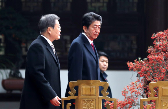 2019년 12월 문재인(왼쪽) 대통령과 아베 일본 총리가 한중일 협력 20주년 행사가 열린 중국 쓰촨성 청두 두보초당에 입장하고 있다. 두보초당은 당나라 시인 두보가 머무른 곳이다. 연합뉴스