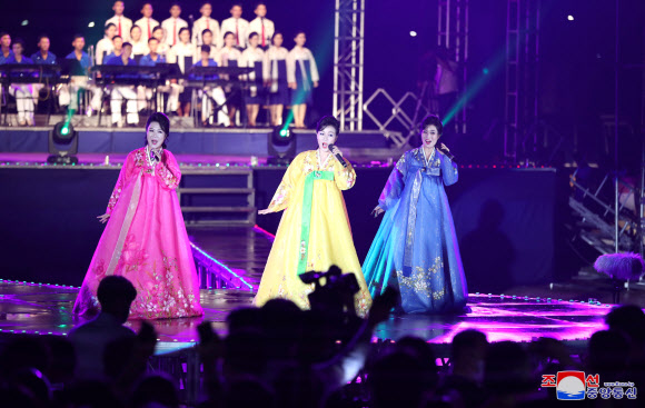 청년절 경축 야외공연 ‘청춘들아 받들자 우리 당을’