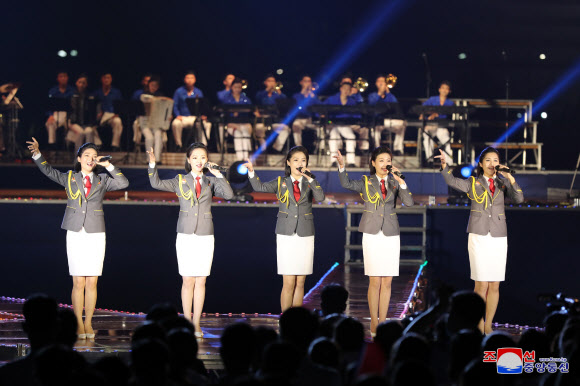 청년절 경축 야외공연 ‘청춘들아 받들자 우리 당을’