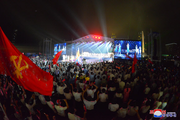 ‘청춘들아 받들자 우리 당을’ 청년절 경축 야외공연