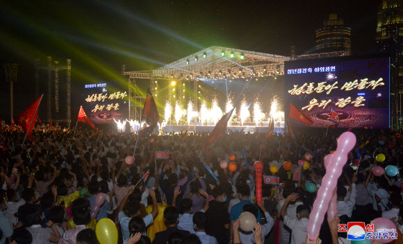 청년절 경축 야외공연 ‘청춘들아 받들자 우리 당을’