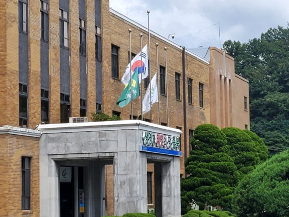 조기 게양한 충북도청