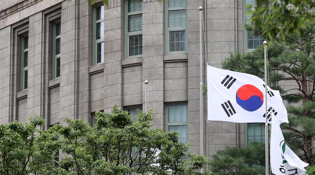 경술국치 110주년 맞아 조기 걸린 서울시청