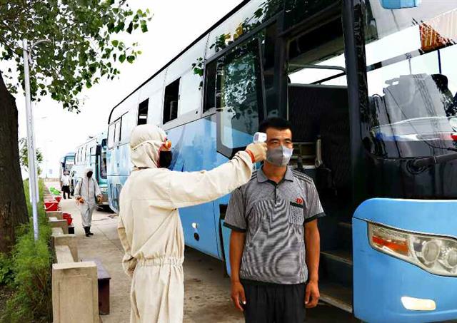 북한, 코로나19 방역 위해 주민 ‘발열 체크’