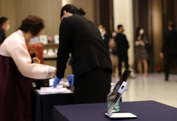 예식장에 놓여진 QR코드 스캐너