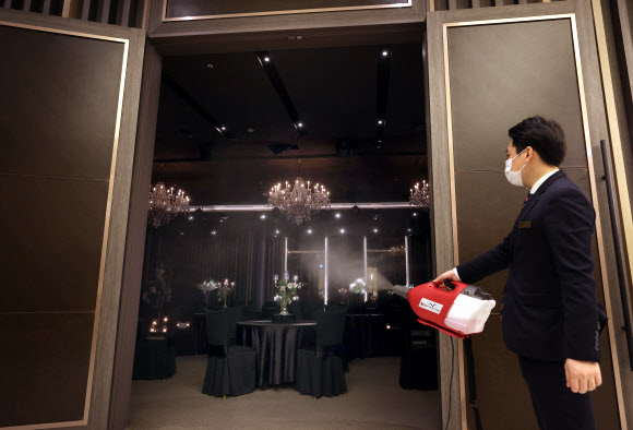 ‘예식장 소독 꼼꼼하게’