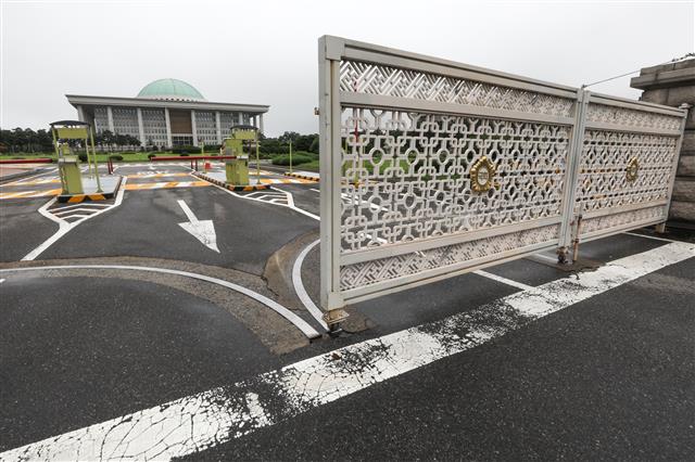 코로나19 확진자로 3일간 폐쇄한 국회 재개방