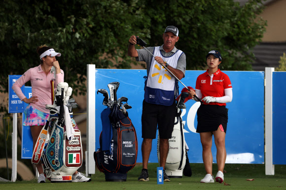 김세영이 30일 LPGA 투어 월마트 NW 아칸소 챔피언십 2라운드 1번홀에서 동반자 렉시 톰슨(왼쪽 미국)이 지켜보는 가운데 캐디와 페어웨이 상황에 대해 상의하고 있다. [AFP 연합뉴스]