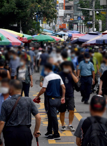 신종코로나 바리어스 재확산으로 인한 사회적 거리두기 2.5단계가 시행된 30일 서울 중구 황학동 벼룩시장이 몰려든 시민들로 가득하다. 2020.8.30 박지환기자 popocar@seoul.co.kr