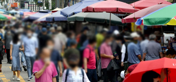 신종코로나 바리어스 재확산으로 인한 사회적 거리두기 2.5단계가 시행된 30일 서울 중구 황학동 벼룩시장이 몰려든 시민들로 가득하다. 2020.8.30 박지환기자 popocar@seoul.co.kr