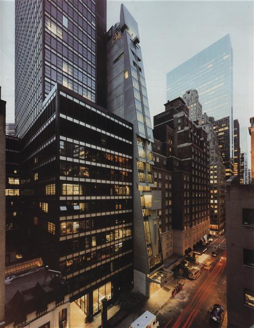 새로운 건축 혁명을 꿈꾸던 오스트리아 건축가 레이먼드 아브라함이 디자인한 미국 뉴욕 맨해튼 오스트리안 문화센터(2002).