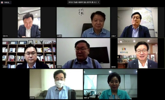 더불어민주당 이낙연 신임 대표와 새 최고위원들, 김태년 원내대표가 30일 화상간담회를 갖고 있다. 아랫줄 왼쪽부터 이낙연 원내대표, 양향자 최고위원. 가운데줄 왼쪽부터 김종민 최고위원, 김태년 원내대표, 염태영 최고위원. 윗줄 왼쪽부터 최인호 수석대변인, 노웅래, 신동근 최고위원. 2020.8.30   더불어민주당 제공