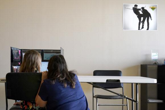 한 학생이 지난 24일(현지시간) 미국 미주리주 와일드우드의 한 학원에서 컴퓨터에 줌을 설치하는 방법을 배우고 있다. 와일드우드 AP