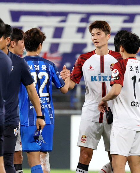 30일 오후 울산 문수축구경기장에서 열린 프로축구 하나원큐 K리그1 2020 18라운드 경기에서 FC서울 기성용과 울산 현대 이청용이 경기를 마친 뒤 인사하고 있다. 2020.8.30  연합뉴스