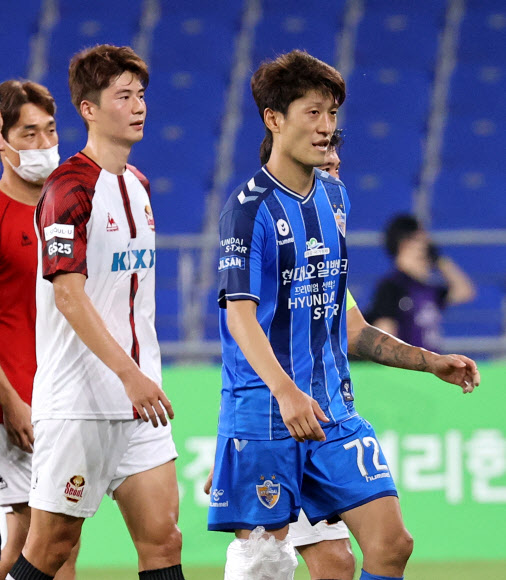 30일 오후 울산 문수축구경기장에서 열린 프로축구 하나원큐 K리그1 2020 18라운드 경기에서 FC서울 기성용과 울산 현대 이청용이 경기를 마친 뒤 그라운드에서 나오고 있다. 2020.8.30  연합뉴스